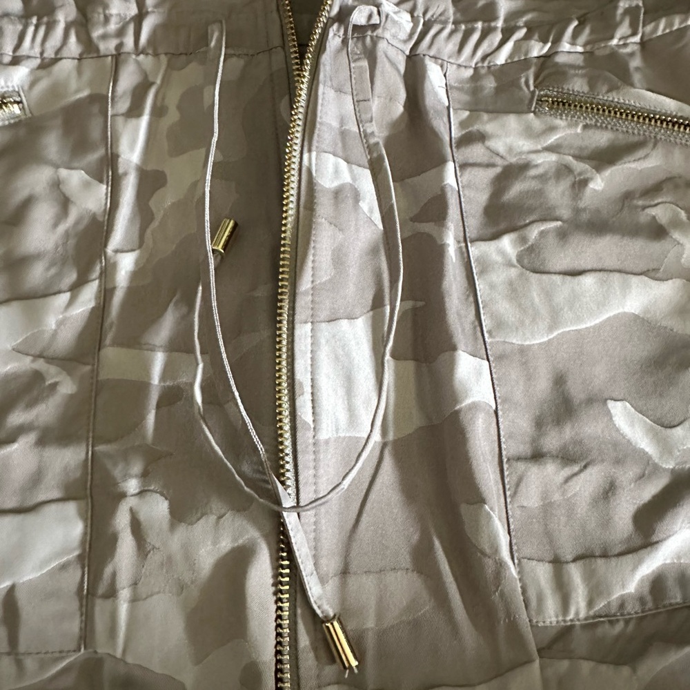 Chico’s Zenergy camo embossed anorak jacket grey size 0 = 4/6. NWT - Picture 4 of 8